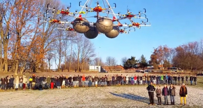 Obří stroje:  multikoptéra vyzdvihla 61 kilogramů